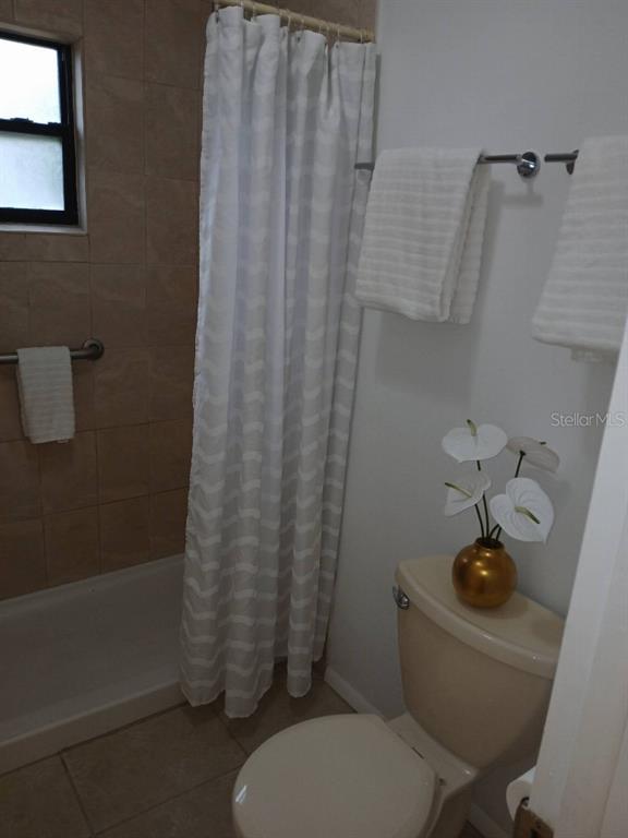 156 Devon Court Dunedin, FL 34698 - Photo 6 of 21 a bathroom with a sink a toilet and shower