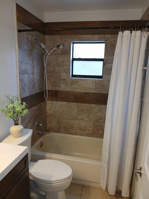 156 Devon Court Dunedin, FL 34698 - Photo 10 of 21 a bathroom with a bathtub toilet and sink