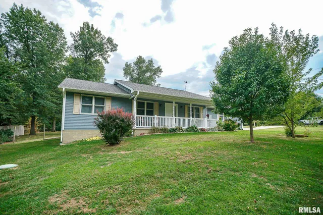 $220,500 | 23991 North Algonquin Drive, Canton, IL 61520