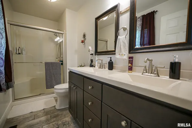 $220,500 | 23991 North Algonquin Drive, Canton, IL 61520