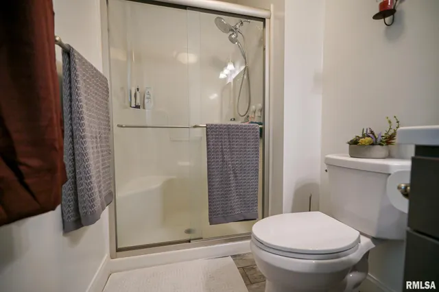 $220,500 | 23991 North Algonquin Drive, Canton, IL 61520