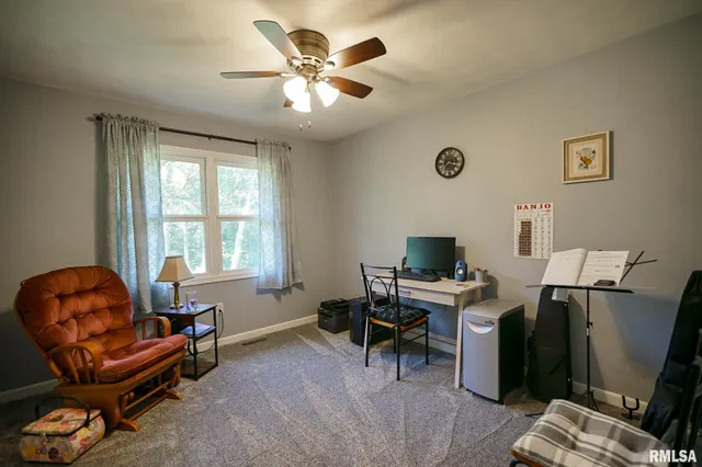 $220,500 | 23991 North Algonquin Drive, Canton, IL 61520