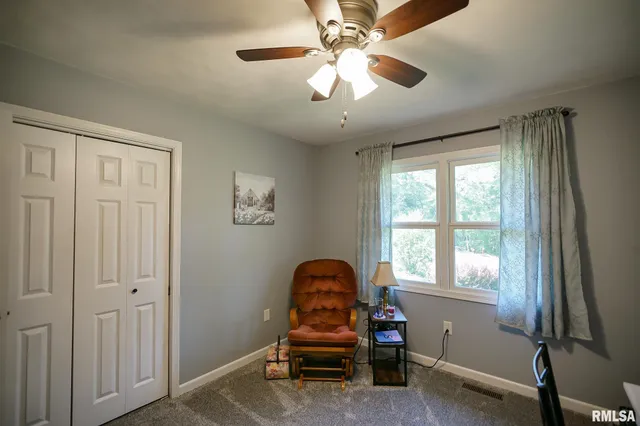 $220,500 | 23991 North Algonquin Drive, Canton, IL 61520