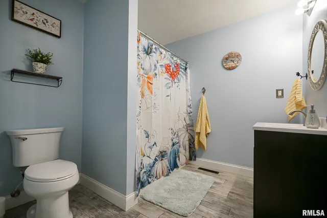 $220,500 | 23991 North Algonquin Drive, Canton, IL 61520