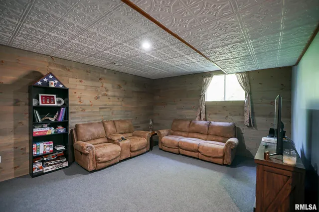 $220,500 | 23991 North Algonquin Drive, Canton, IL 61520