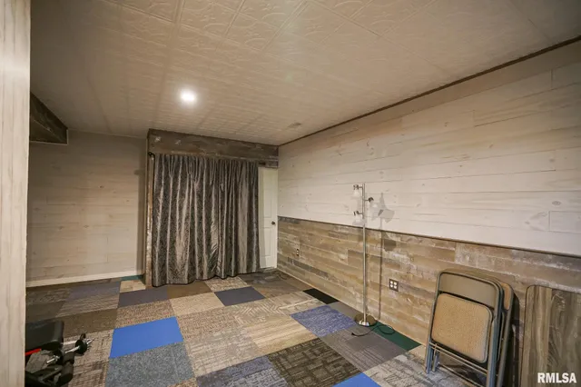 $220,500 | 23991 North Algonquin Drive, Canton, IL 61520