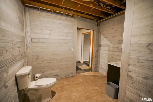 $220,500 | 23991 North Algonquin Drive, Canton, IL 61520