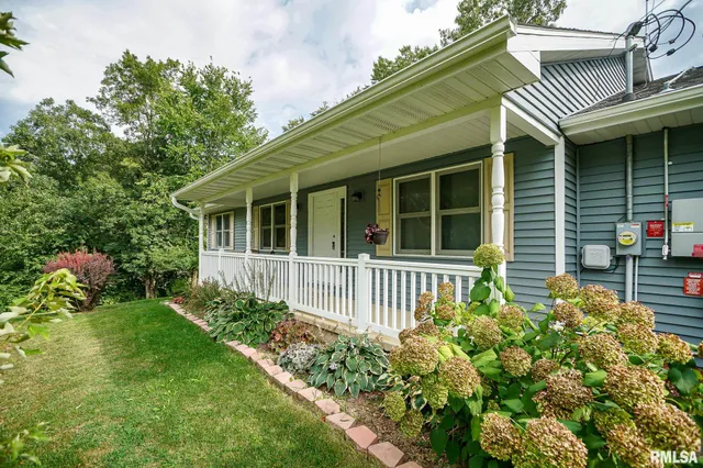 $220,500 | 23991 North Algonquin Drive, Canton, IL 61520