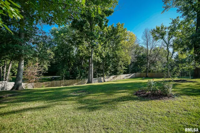 $220,500 | 23991 North Algonquin Drive, Canton, IL 61520