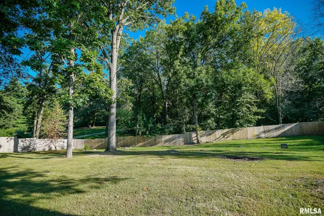 $220,500 | 23991 North Algonquin Drive, Canton, IL 61520