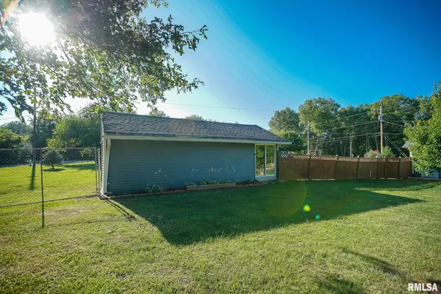 $220,500 | 23991 North Algonquin Drive, Canton, IL 61520