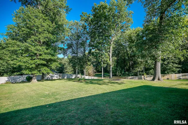 $220,500 | 23991 North Algonquin Drive, Canton, IL 61520