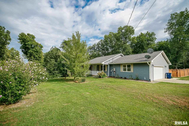 $220,500 | 23991 North Algonquin Drive, Canton, IL 61520