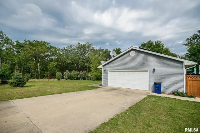 $220,500 | 23991 North Algonquin Drive, Canton, IL 61520