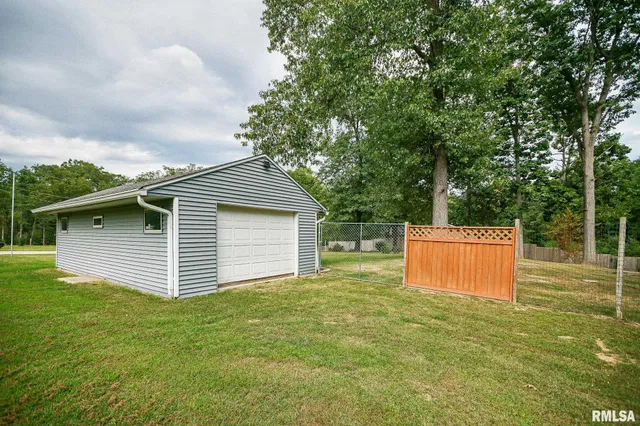 $220,500 | 23991 North Algonquin Drive, Canton, IL 61520