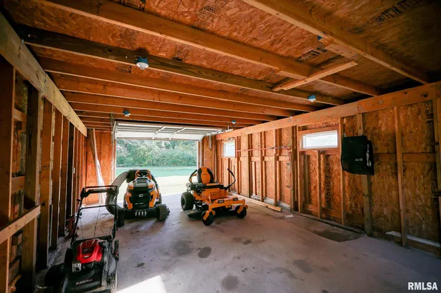 $220,500 | 23991 North Algonquin Drive, Canton, IL 61520