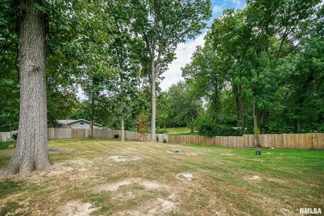 $220,500 | 23991 North Algonquin Drive, Canton, IL 61520