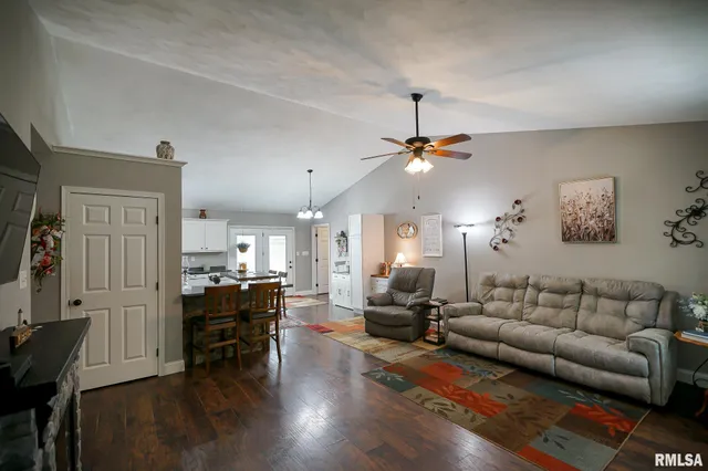 $220,500 | 23991 North Algonquin Drive, Canton, IL 61520