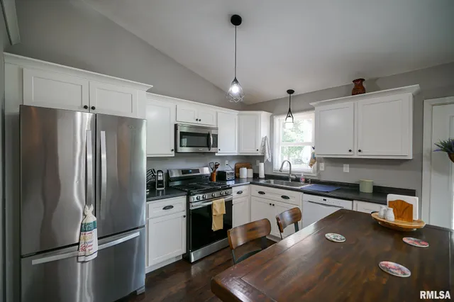 $220,500 | 23991 North Algonquin Drive, Canton, IL 61520