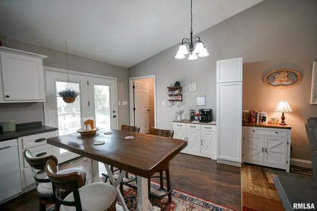 $220,500 | 23991 North Algonquin Drive, Canton, IL 61520