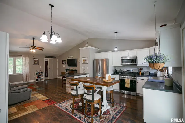 $220,500 | 23991 North Algonquin Drive, Canton, IL 61520