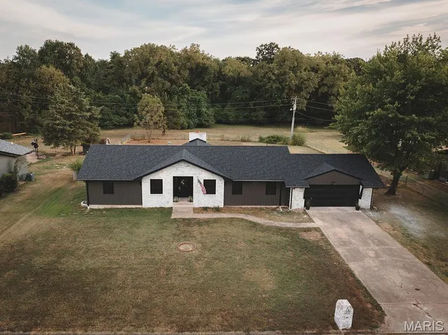 $389,000 | 605 Hunters Creek Drive, Lebanon, MO 65536