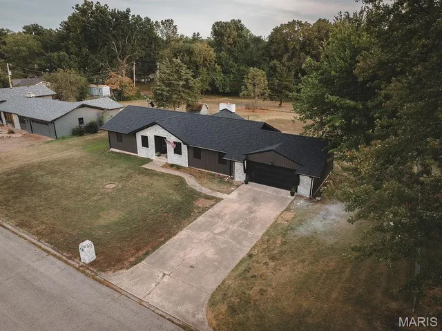 $389,000 | 605 Hunters Creek Drive, Lebanon, MO 65536