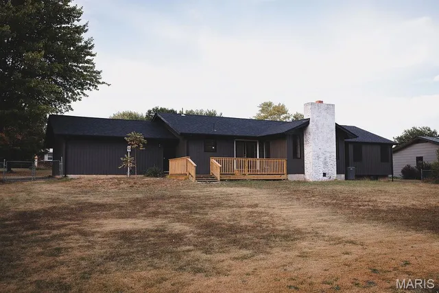 $389,000 | 605 Hunters Creek Drive, Lebanon, MO 65536