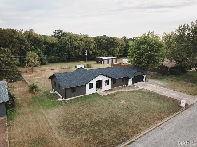 $389,000 | 605 Hunters Creek Drive, Lebanon, MO 65536