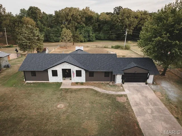 $389,000 | 605 Hunters Creek Drive, Lebanon, MO 65536