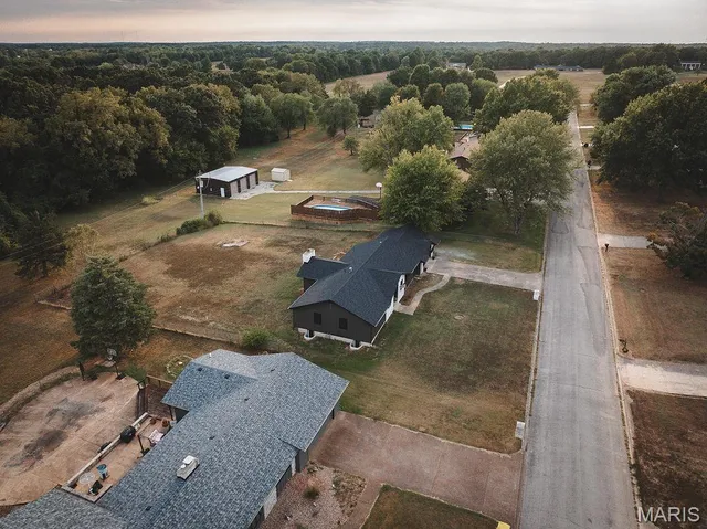 $389,000 | 605 Hunters Creek Drive, Lebanon, MO 65536