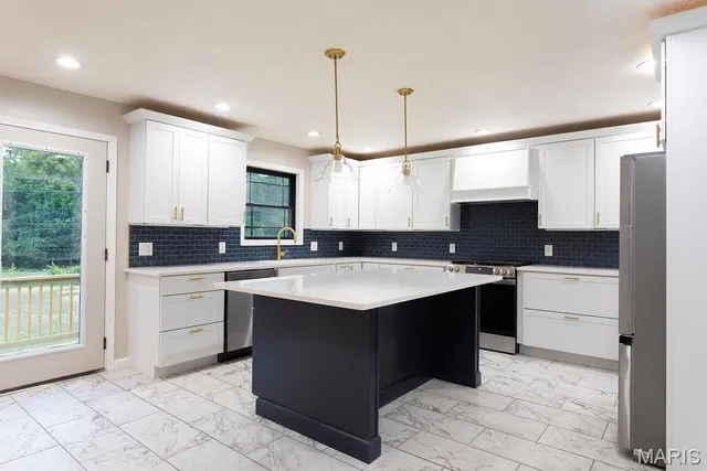 $389,000 | 605 Hunters Creek Drive, Lebanon, MO 65536