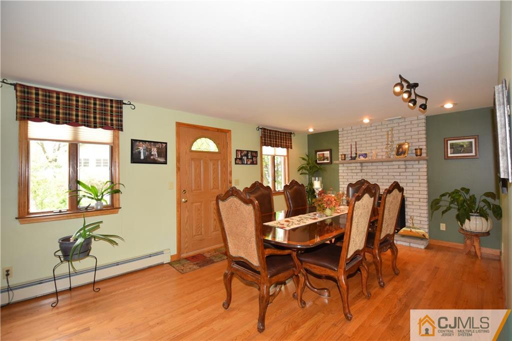 65 Warrenville Road Middlesex, NJ 08846 - Photo 15 of 22 a dining room with furniture and window