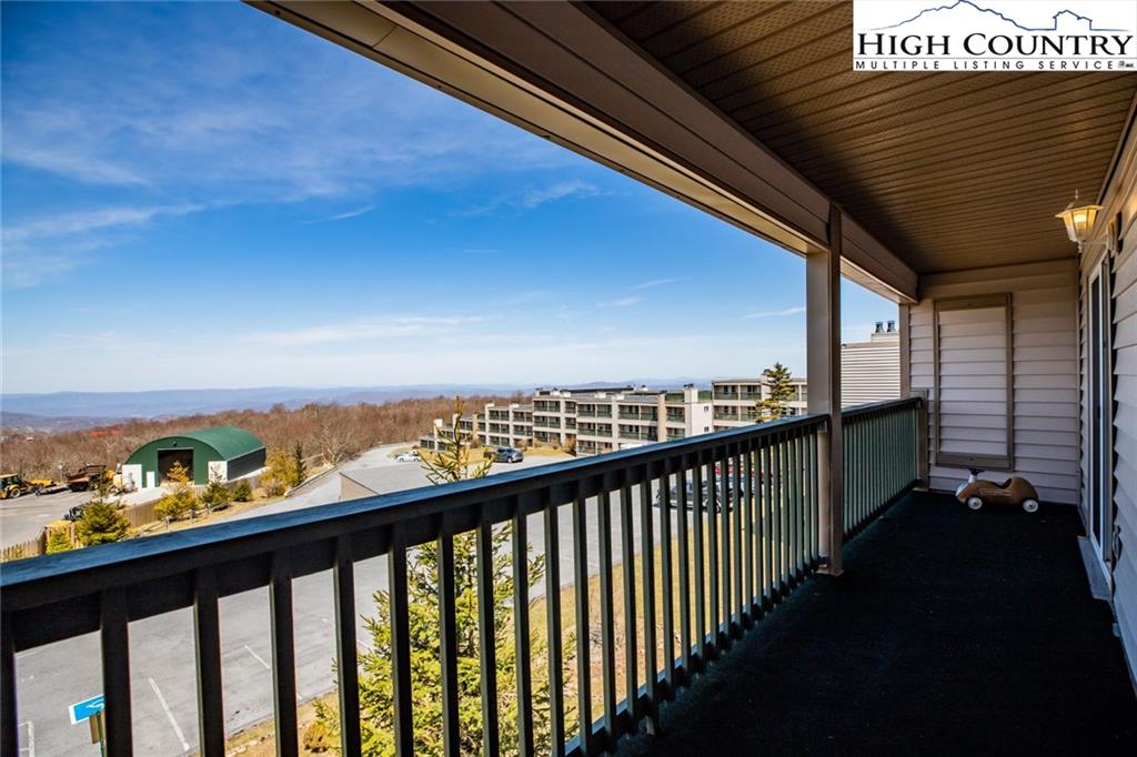 301 Pinnacle Inn Road, Unit 2316 Beech Mountain, NC 28604 - Photo 11 of 50 a view of city from a balcony