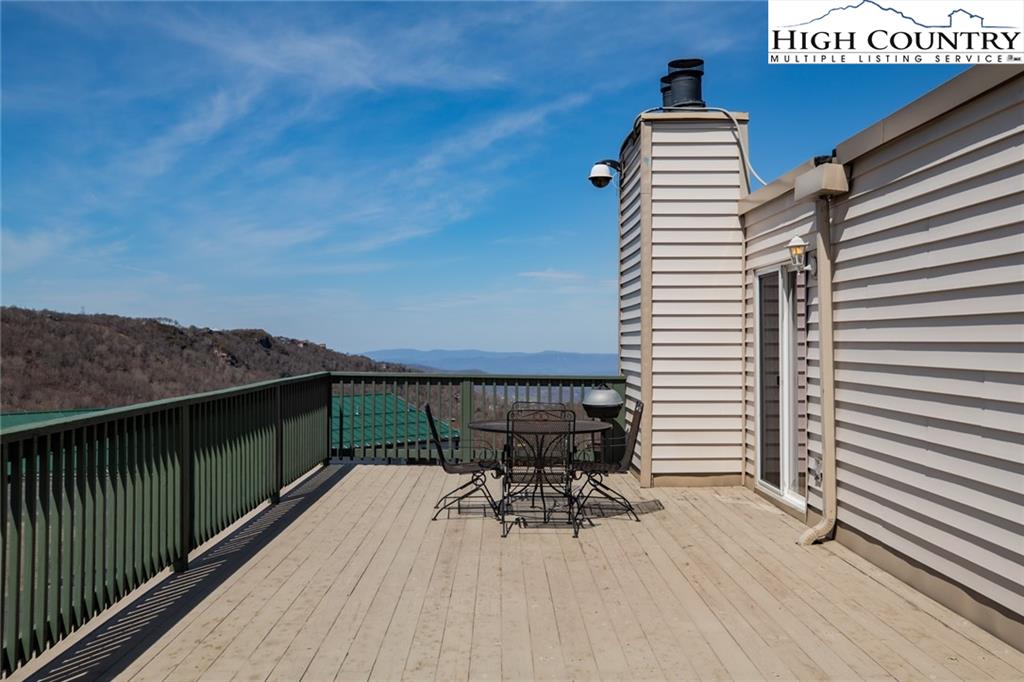 301 Pinnacle Inn Road, Unit 2316 Beech Mountain, NC 28604 - Photo 3 of 50 a balcony with view of street