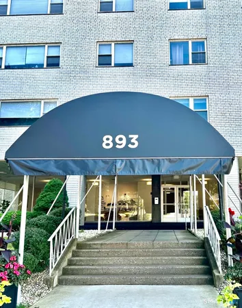 $2,050 | 893 Farmington Avenue, Unit 2F, West Hartford, CT 06119