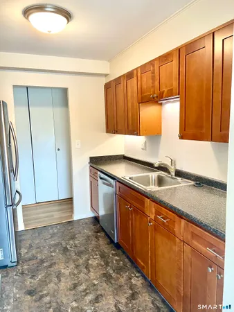 $2,050 | 893 Farmington Avenue, Unit 2F, West Hartford, CT 06119