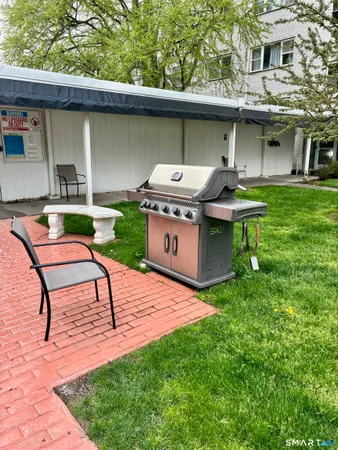 $2,050 | 893 Farmington Avenue, Unit 2F, West Hartford, CT 06119