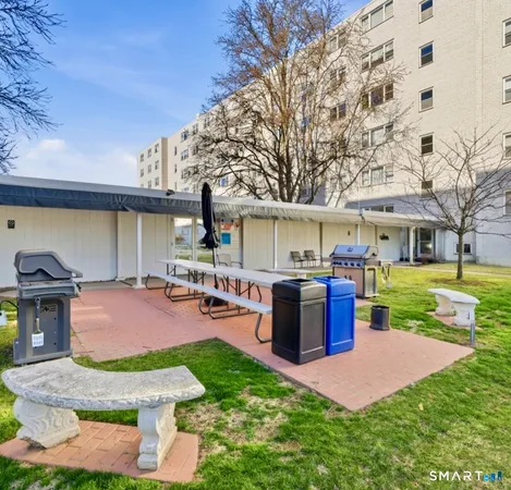 $2,050 | 893 Farmington Avenue, Unit 2F, West Hartford, CT 06119