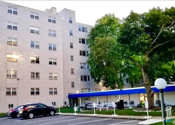 $2,050 | 893 Farmington Avenue, Unit 2F, West Hartford, CT 06119