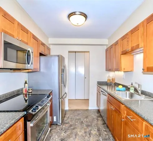 $2,050 | 893 Farmington Avenue, Unit 2F, West Hartford, CT 06119