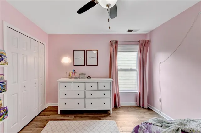 a view of livingroom with furniture