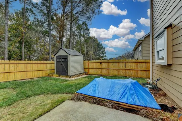 a view of a backyard