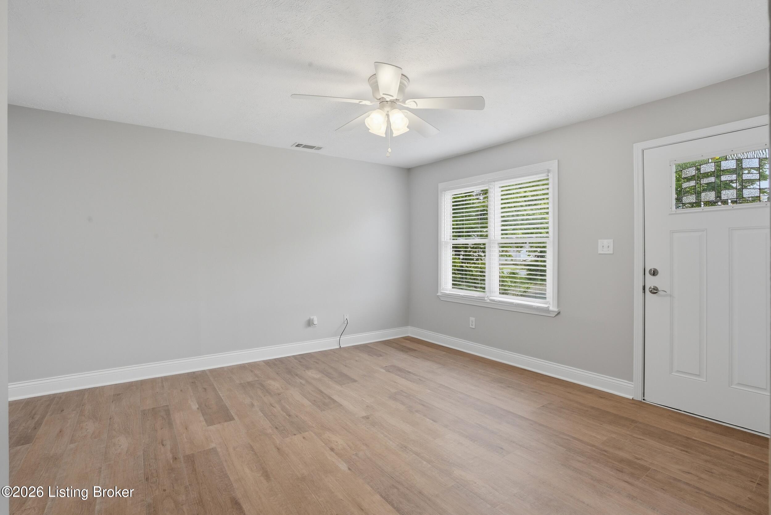 9104 New Maple Road Louisville, KY 40229 - Photo 10 of 36 Living Room