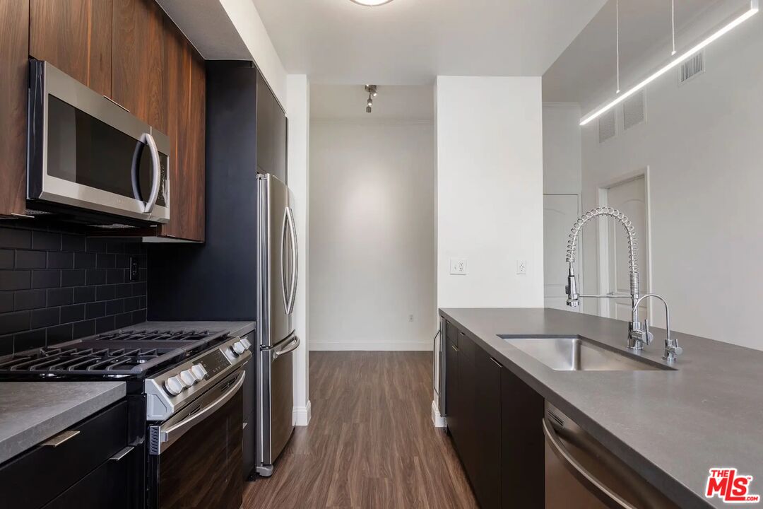 5710 Crescent Park East, Unit 444 Playa Vista, CA 90094 - Photo 15 of 29 a kitchen with a sink stove and microwave