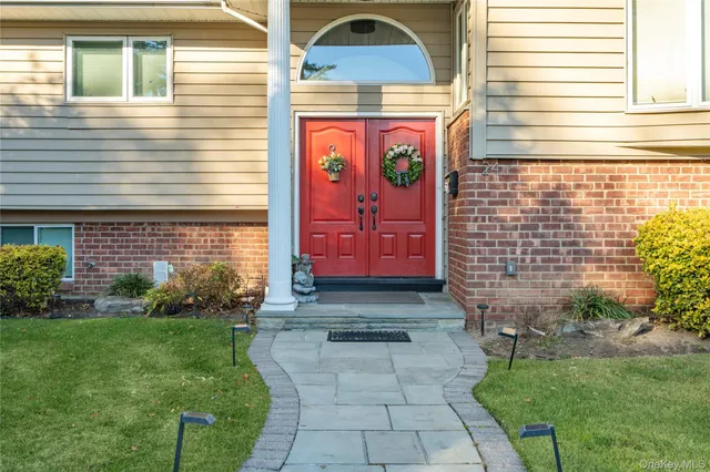 $1,728,000 | 24 Jeffrey Lane, Great Neck, NY 11020