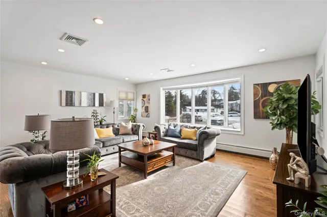 $1,728,000 | 24 Jeffrey Lane, Great Neck, NY 11020