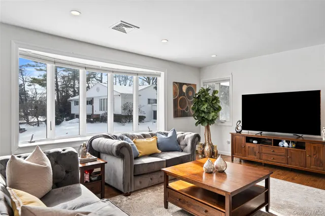 $1,728,000 | 24 Jeffrey Lane, Great Neck, NY 11020