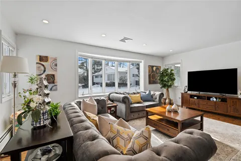 $1,728,000 | 24 Jeffrey Lane, Great Neck, NY 11020