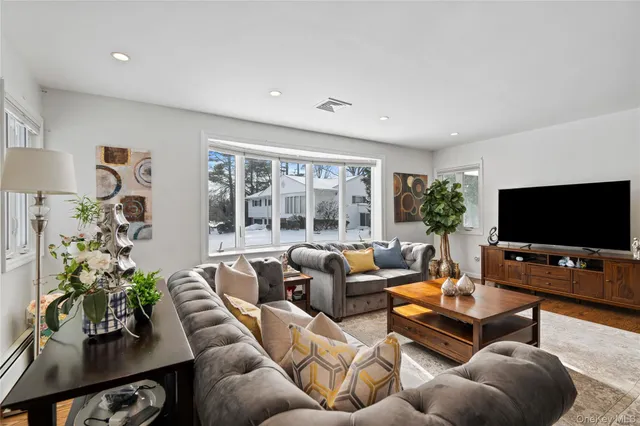 $1,728,000 | 24 Jeffrey Lane, Great Neck, NY 11020